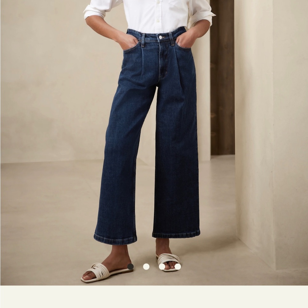 Cropped wide leg Mom jean fit from banana summer 23.Can still purchase in store.